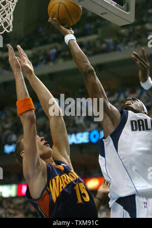 Dallas Mavericks Josh Howard tire un layup comme Golden State Warriors Andris Biedrins défend à l'American Airlines Center à Dallas, Texas, le 25 avril 2007. (Photo d'UPI/Ian Halperin) Banque D'Images