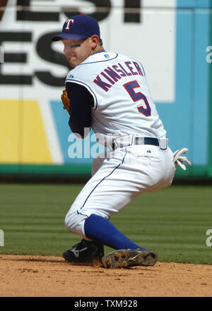 Les Rangers du Texas le deuxième but Ian Kinsler domaines le ballon et se retourne vers le premier but contre les Angels de Los Angeles le 12 mai 2007, à l'Rangers Ballpark in Arlington, Texas à Dallas, au Texas. (Photo d'UPI/Ian Halperin) Banque D'Images
