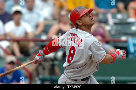 Los Angeles Angels montres Orlando Cabrera regardé la balle aller faute contre les Rangers du Texas le 12 mai 2007, à l'Rangers Ballpark in Arlington, Texas à Dallas, au Texas. (Photo d'UPI/Ian Halperin) Banque D'Images