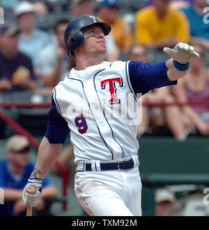 Les Rangers du Texas Hank Blalock regarde son fausse balle contre les Angels de Los Angeles le 12 mai 2007, à l'Rangers Ballpark in Arlington, Texas à Dallas, au Texas. (Photo d'UPI/Ian Halperin) Banque D'Images