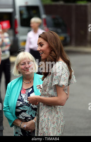 La duchesse de Cambridge parle à Jane Davis, Vice-Lord-Lieutenant de Grand Londres, comme elle arrive à Warren Park Children's Centre, Kingston upon Thames, où elle prendra part à un atelier Royal Photographic Society à l'action pour les enfants qui est l'utilisation de la photographie pour aider les jeunes à développer la confiance et l'expression de soi. Banque D'Images