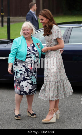 La duchesse de Cambridge parle à Jane Davis, Vice-Lord-Lieutenant de Grand Londres, comme elle arrive à Warren Park Children's Centre, Kingston upon Thames, où elle prendra part à un atelier Royal Photographic Society à l'action pour les enfants qui est l'utilisation de la photographie pour aider les jeunes à développer la confiance et l'expression de soi. Banque D'Images