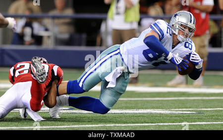 Dallas Cowboys Jason Whitten est déclenché par l'Atlanta Falcons John Abraham après avoir fait une prise le 25 octobre 2009 à Arlington, Texas. Les Cowboys battre les Falcons 37-21. UPI/Ian Halperin. Banque D'Images