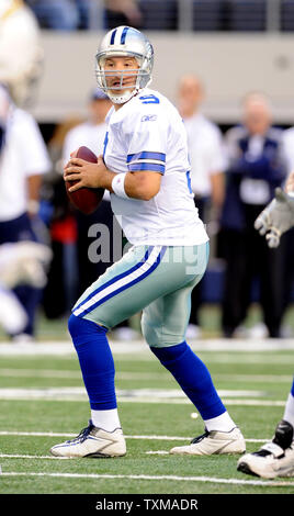 Cowboys de Dallas Tony Romo ressemble à trow contre les Chargers de San Diego le 13 décembre 2009 à Arlington, Texas. UPI/Ian Halperin Banque D'Images