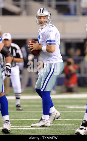 Cowboys de Dallas Tony Romo ressemble à lancer contre les Eagles de Philadelphie le 3 janvier 2010 à Arlington, Texas. UPI/Ian Halperin Banque D'Images