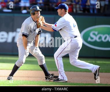 New York Yankees lance Berkman est marqué par les Rangers du Texas Colby Lewis dans un récapitulatif dans le jeu deux des ALCS au Rangers Ballpark in Arlington, Texas, le 16 octobre 2010. Le Ranger a remporté 702 de lier la série 1-1. UPI/Ian Halperin Banque D'Images