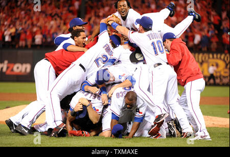 Texas Rangers célébrer la finale comme les Rangers ont battu les Yankees de New York 6-1 pour prendre le jeu de six à l'ALCS Rangers Ballpark in Arlington, Texas, le 22 octobre 2010. Les Rangers ont eu la série 4-2 pour gagner leur premier voyage à la série mondiale. UPI/Ian Halperin Banque D'Images