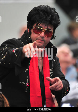 Un ventilateur des Dallas Cowboys habillé en Elvis cheers sur son équipe qu'ils jouent les Jacksonville Jaguars à Arlington, Texas, le 31 octobre 2010. UPI/Kevin Dietsch Banque D'Images
