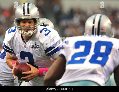 Le quart-arrière des Cowboys de Dallas Jon Kitna hands off à l'exécution retour Felix Jones au cours du premier trimestre à l'égard de la Jacksonville Jaguars à Arlington, Texas, le 31 octobre 2010. UPI/Kevin Dietsch Banque D'Images
