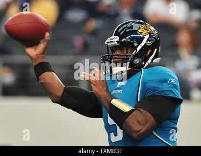 Jacksonville Jaguars' quarterback David Garrard a l'air d'adopter contre les Dallas Cowboys' à Arlington, Texas, le 31 octobre 2010. UPI/Kevin Dietsch Banque D'Images
