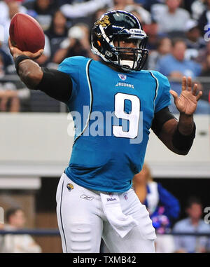 Jacksonville Jaguars' quarterback David Garrard a l'air d'adopter contre les Dallas Cowboys' à Arlington, Texas, le 31 octobre 2010. UPI/Kevin Dietsch Banque D'Images