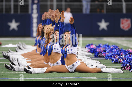 Des Dallas Cowboys cheerleaders effectuer comme les cow-boys jouent les Jacksonville Jaguars à Arlington, Texas, le 31 octobre 2010. UPI/Kevin Dietsch Banque D'Images