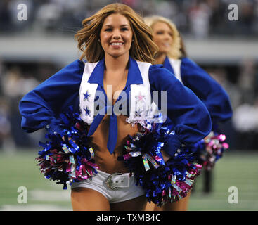 Des Dallas Cowboys cheerleaders effectuer comme les cow-boys jouent les Jacksonville Jaguars à Arlington, Texas, le 31 octobre 2010. UPI/Kevin Dietsch Banque D'Images