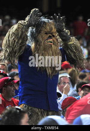 Un ventilateur Texas Rangers habillés à Chewbacca de Star Wars cheers sur son équipe qu'ils jouent les Giants de San Francisco dans le jeu 4 de la Série mondiale au Rangers Ballpark in Arlington, Texas, le 31 octobre 2010. Les Géants défait les Rangers 4-0 et mènent la série 3 jeux à 1. UPI/Kevin Dietsch Banque D'Images