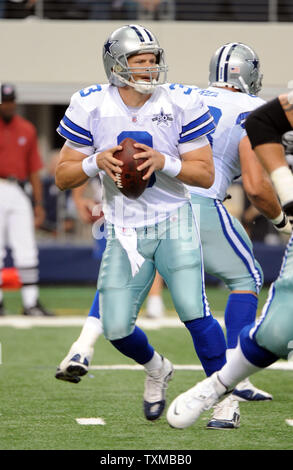 Dallas Cowboys quarterback Jon Kitna ressemble à lancer contre les Lions de Detroit au cours de la première moitié de leur match de la NFL le 21 novembre 2010 à Arlington, Texas. UPI/Ian Halperin Banque D'Images