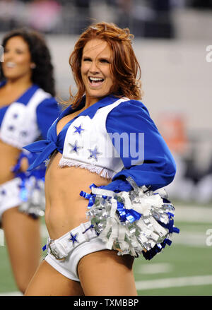Une cheerleader Dallas Cowboys effectue au cours de l'Cowboys-New Orleans Saints jeu NFL 25 novembre 2010, à Arlington, au Texas. UPI/Ian Halperin Banque D'Images