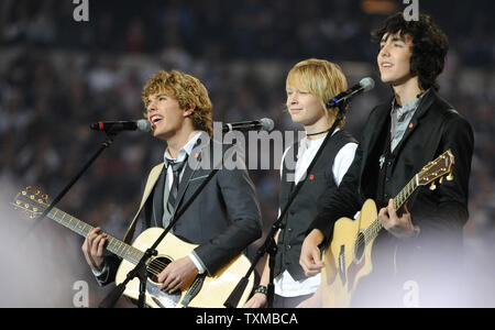 Le groupe de rock des ados Nouveau Hollow effectue l'hymne national avant les Dallas Cowboys NFL New Orleans Saints Jeu 25 Novembre 2010, à Arlington, au Texas. UPI/Ian Halperin Banque D'Images