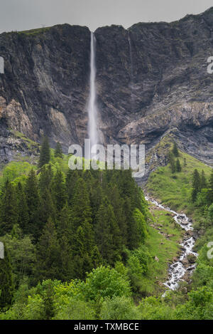 La cascade dans le Weisstannental Isengrind en Suisse cascades de la falaise sur un vert luxuriant couvert journée d'été Banque D'Images