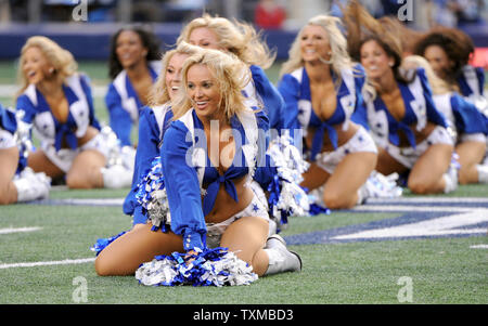 Dallas Cowboys Cheerleaders exécuter pendant l'Cowboys-Washington jeu NFL Redskins 19 Décembre, 2010 à Arlington, Texas. UPI/Ian Halperin Banque D'Images
