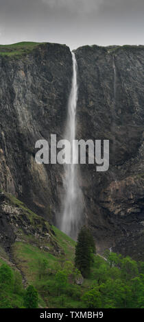 La cascade dans le Weisstannental Isengrind en Suisse cascades de la falaise sur un vert luxuriant couvert journée d'été Banque D'Images