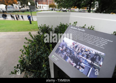 Une plaque à Dealey Plaza le 20 novembre 2013 marque l'endroit où Abraham Zapruder a filmé le président John F. Le cortège du Kednnedy le jour de l'assassinat de JFK à Dallas, au Texas. Ce vendredi marquera le 50e anniversaire de l'assassinat du Président Kennedy le 22 novembre 1961. Des milliers de fans de JFK, les amateurs d'histoire, des théoriciens du complot et membres des médias sont attendus pour visiter la région. UPI/Ian Halperin Banque D'Images