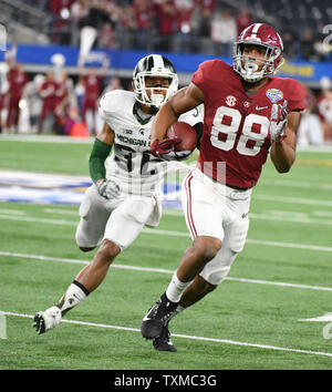 Alabama Crimson Tide's O. J. Howard attrape une passe en face de la Michigan State Spartans Arjen Colquhoun durant la première moitié de la demi-finale des séries éliminatoires de football collégial à la Goodyear Cotton Bowl Classic à AT&T Stadium le 31 décembre 2015 à Arlington, Texas. Photo par Ian Halperin/UPI Banque D'Images