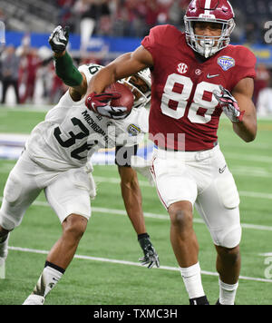 Alabama Crimson Tide's O. J. Howard attrape une passe en face de la Michigan State Spartans Arjen Colquhoun durant la première moitié de la demi-finale des séries éliminatoires de football collégial à la Goodyear Cotton Bowl Classic à AT&T Stadium le 31 décembre 2015 à Arlington, Texas. Photo par Ian Halperin/UPI Banque D'Images