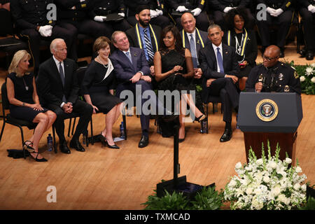 Le chef de la police de Dallas David Brown parle pendant un service commémoratif à la suite de la fusillade de la police de Dallas, au Meyerson Symphony Center dans le centre-ville de Dallas, le Mardi, Juillet 12, 2016. Brown a été rejoint par le président Barack Obama, la Première Dame Michelle Obama, le Vice-président Joe Biden et son épouse Jill et l'ancien président George Bush et son épouse Laura. Un sniper opend incendie suite à une question Black vit à Dallas Mars tuant cinq policiers et blessant 12 autres personnes au cours de la fin de semaine. Photo de Chris McGathey/UPI Banque D'Images