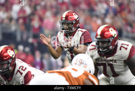 Oklahoma Sooners quarterback Kyler Murray, illustré à l'affiche en grand championnat 12 le 1 décembre 2018, a été nommé le gagnant du Trophée Heisman 2018 le 8 décembre 2018 par le trophée Heisman Trust. Murray adoptée pour 4 053 yards et 40 points. Il se précipita pour 892 verges avec 11 touchés. Photo par Ian Halperin/UPI Banque D'Images