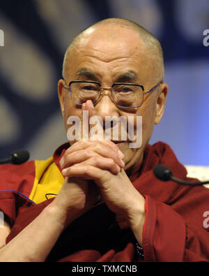 Sa Sainteté le quatorzième Dalaï-lama du Tibet prend la parole à l'Université Nova Southeastern dans Davie, Floride le 23 février 2010. Au cours de la Nova Southeastern University, l'événement, Sa Sainteté a parlé à la faculté, les étudiants et le grand public sur 'la responsabilité universelle' dans l'arena de la NSU,s Don Taft Centre Universitaire. UPI/Marino-Bill Joe Cantrell Banque D'Images