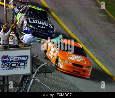 Tony Stewart(20) prend le drapeau vert pour démarrer la NASCAR Pepsi 400 , à la Daytona International Speedway de Daytona Beach, Floride, le 2 juillet 2005. (Photo d'UPI/Kapulka Cathy) Banque D'Images