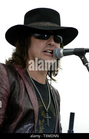 Avec Richie Sambora Bon Jovi se produit en concert avant le début de la NASCAR Daytona 500 à Daytona International Speedway de Daytona Beach, Floride, le 19 février 2006. (Photo d'UPI/Tchad Cameron) Banque D'Images