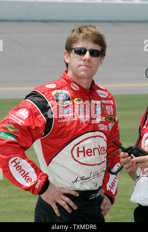 Carl Edwards attend son tour pour se qualifier pour la course de NASCAR à Winn-Dixie 250 Daytona International Speedway de Daytona Beach, Floride le 30 juin 2006. (Photo d'UPI/Tchad Cameron) Banque D'Images