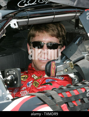 Carl Edwards attend son tour pour se qualifier pour la course de NASCAR à Winn-Dixie 250 Daytona International Speedway de Daytona Beach, Floride le 30 juin 2006. (Photo d'UPI/Tchad Cameron) Banque D'Images