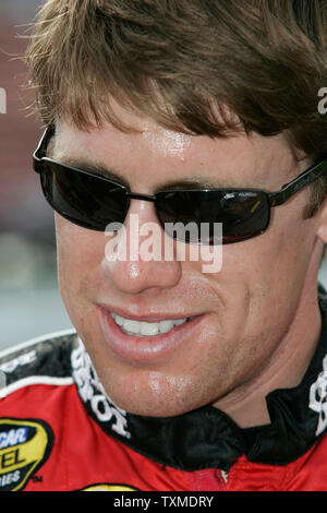 Carl Edwards attend son tour pour se qualifier pour la course de NASCAR Nextel Pepsi 400 à Daytona International Speedway de Daytona Beach, Floride le 30 juin 2006. (Photo d'UPI/Michael Bush) Banque D'Images