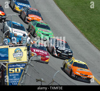 Tony Stewart prend le drapeau vert pour démarrer la série Nationwide de NASCAR Camping World 300 à Daytona International Speedway de Daytona Beach, Floride le 16 février 2008. (Photo d'UPI/Kapulka Cathy) Banque D'Images