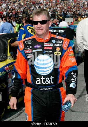 Jeff Burton promenades pour sa voiture sur la route à ciel ouvert avant le début de la 50e assemblée annuelle à NASCAR Daytona 500 Daytona International Speedway de Daytona Beach, Floride le 17 février 2008. (Photo d'UPI/Michael Bush) Banque D'Images