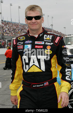 Jeff Burton promenades pour sa voiture sur la route à ciel ouvert avant le début de la NASCAR Daytona 500 à Daytona International Speedway de Daytona Beach, Floride le 15 février 2009. (Photo d'UPI/Tchad Cameron) Banque D'Images