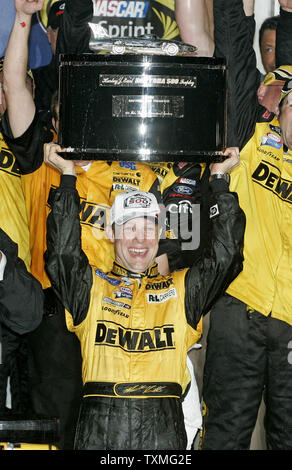 Matt Kenseth célèbre remportant la pluie NASCAR Daytona 500 raccourcie à Daytona International Speedway de Daytona Beach, Floride le 15 février 2009. (Photo d'UPI/Michael Bush) Banque D'Images