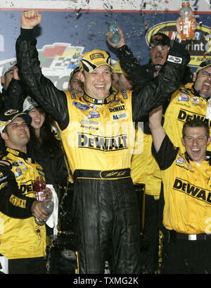 Matt Kenseth célèbre remportant la pluie NASCAR Daytona 500 raccourcie à Daytona International Speedway de Daytona Beach, Floride le 15 février 2009. (Photo d'UPI/Michael Bush) Banque D'Images