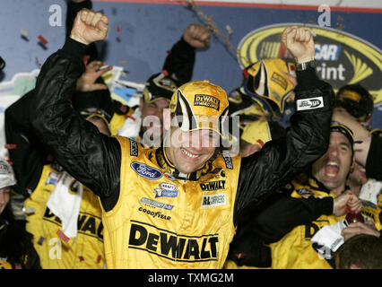 Matt Kenseth célèbre remportant la pluie NASCAR Daytona 500 raccourcie à Daytona International Speedway de Daytona Beach, Floride le 15 février 2009. (Photo d'UPI/Michael Bush) Banque D'Images