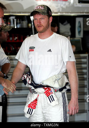 Dale Earnhardt Jr attend dans son garage pour le début de la NASCAR Sprint Cup Coke Zero 400 pratiques au Daytona International Speedway de Daytona Beach, Floride le 2 juillet 2009. (Photo d'UPI/Martin Fried) Banque D'Images