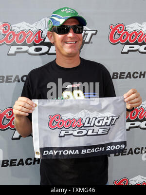 Clint Bowyer, célèbre remportant le pôle Coors Light award pour la série NASCAR Nationwide Jalapeno Métro 250 à Daytona International Speedway de Daytona Beach, Floride le 3 juillet 2009. (Photo d'UPI/Martiin Fried) Banque D'Images