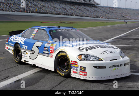 Dale Earnhardt Jr disques dans le garage après qualification 7e pour la série NASCAR Nationwide Jalapeno Métro 250 à Daytona International Speedway de Daytona Beach, Floride le 3 juillet 2009. (Photo d'UPI/Tchad Cameron) Banque D'Images