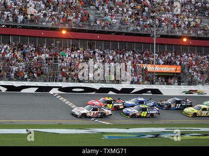 Tony Stewart (14) tient le drapeau vert pour démarrer le Coke Zero 400 NASCAR à Daytona International Speedway de Daytona Beach, Floride le 4 juillet 2009. (Photo d'UPI/Michael Bush) Banque D'Images