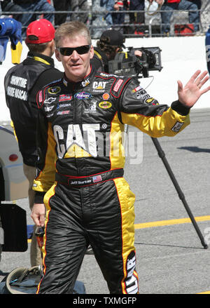 Jeff Burton promenades pour sa voiture juste avant le début de la Daytona 500 à Daytona International Speedway de Daytona Beach, Floride le 14 février 2010. Photo UPI/Michael Bush Banque D'Images