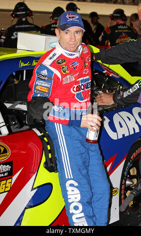 Mark Martin attend dans sa voiture pour le début de la pluie a retardé la NASCAR Sprint Cup Coke Zero 400 à Daytona International Speedway de Daytona Beach, Floride le 3 juillet 2010. Photo UPI/Malcolm Espoir Banque D'Images