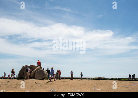 25 juin 2019, la Saxe-Anhalt, Schierke : stand visiteurs sur le Brocken plateau à des températures d'été doux. Sur la plus haute montagne en Saxe-Anhalt, les températures sont toujours agréables. La chaleur dans les régions inférieures est à peine perceptible. Photo : Klaus-Dietmar Gabbert/dpa-Zentralbild/dpa Banque D'Images