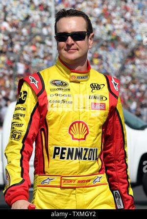 Kurt Busch marche le long de la route de la fosse à sa voiture pour le début de la Gatorade Duel NASCAR # 1 à la Daytona International Speedway de Daytona Beach, Floride le 17 février 2011. UPI Photo/Martin Fried Banque D'Images