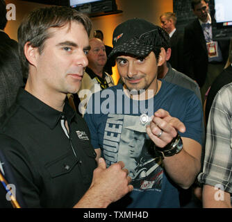 La chanteuse de musique country Brad Paisley (R) et Jeff Gordon assister à la réunion des pilotes avant le Daytona 500 à Daytona International Speedway de Daytona Beach, Floride le 20 février 2011. UPI Photo/Martin Fried Banque D'Images